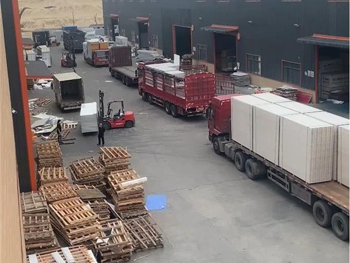 实体工厂 排队装车
